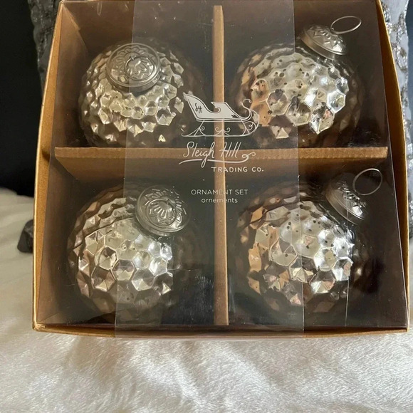 Sleigh Hill Trading Co set of 4 Retro 4 inch balls set - Picture 3 of 4